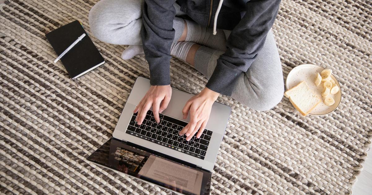 Writer sitting on the floor with laptop