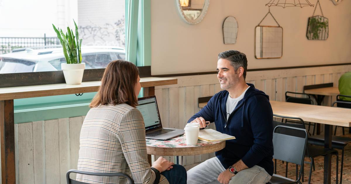 Writer and client meeting at a coffee shop